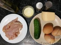 Салат с жареной курицей, огурцом и сыром