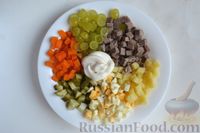 Мясной салат с виноградом и солёными огурцами
