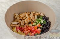 Салат с курицей, овощами и маслинами