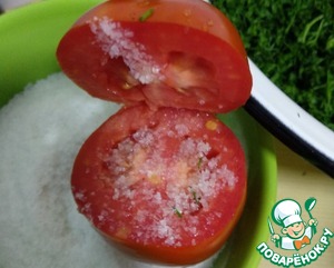 Соленые помидоры с чесноком и укропом