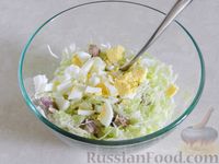 Мясной салат с пекинской капустой, яйцами и сухариками