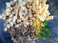 Салат из фасоли с кукурузой, шпротами, сыром и сухариками