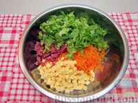 Салат с колбасой, кукурузой, морковью и сыром